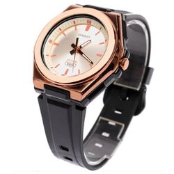 Reloj Casio COLLECTION modelo LWA-300HRG-5EVEF marca Casio para Mujer