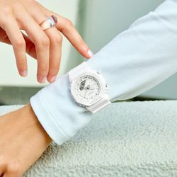 Reloj G-SHOCK modelo GMA-P2100-7AER marca Casio MUJER